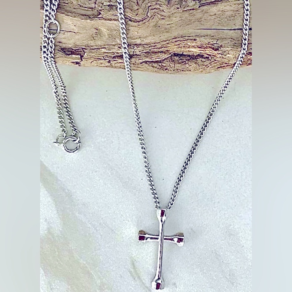 Sarah Coventry Vintage “Colonial” Cross Necklace (1980)